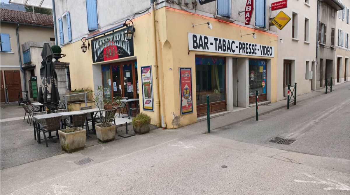Devanture et entree du Presstabar