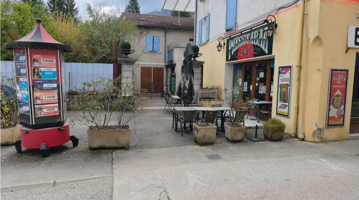 Entree du Presstabar avec terrasse et enseigne lumineuse